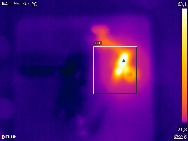 Gleiches, aber nicht fokussiertes Wärmebild mit Maximaltemperatur Tmax = 73,7 °C.
