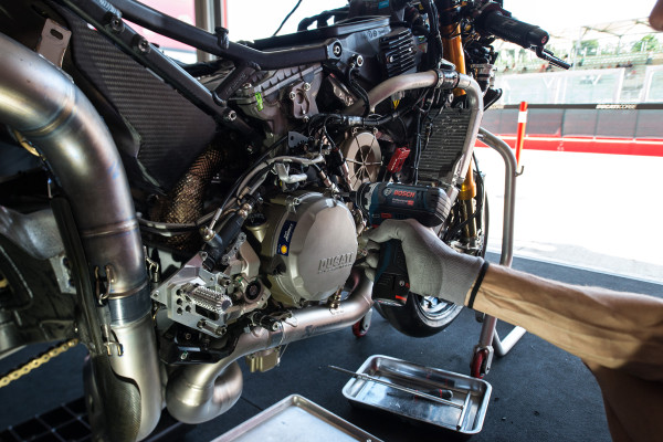 04_Ducati-pit-stop05
