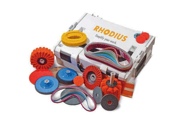 Rhodius bietet Anwendern zum Winkelschleifer passende Starter-Kits. Diese beinhalten alle Schleifmittel in kleiner Stückzahl.