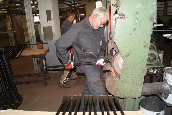 Wesentliche Bereiche des Werkzeugs werden in Handarbeit hergestellt und bearbeitet