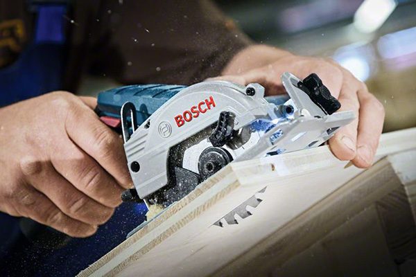 Bosch 12 Volt Handkreissäge GKS 12V-26 Professional. Gewicht: 1,4 kg. Schnitttiefe: 22,5 mm.