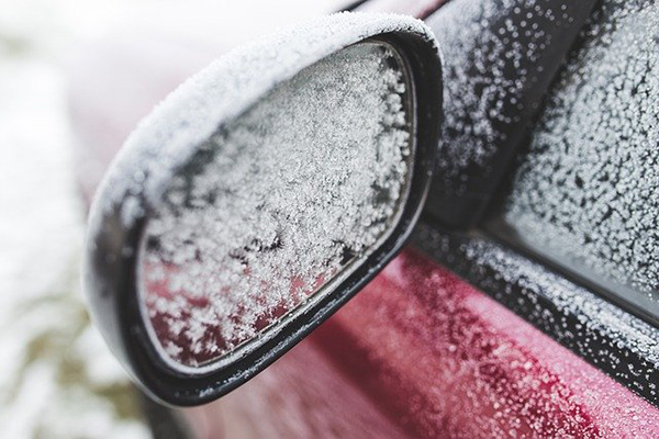 Auto enteisen, Eisregen, Autofenster von Eis befreien