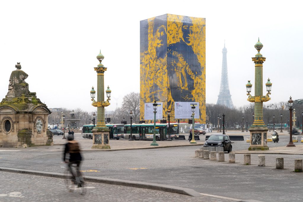 Der eingerüstete und mit der künstlerisch gestalteten Bauplane versehene Obelisk auf der Place de la Concorde