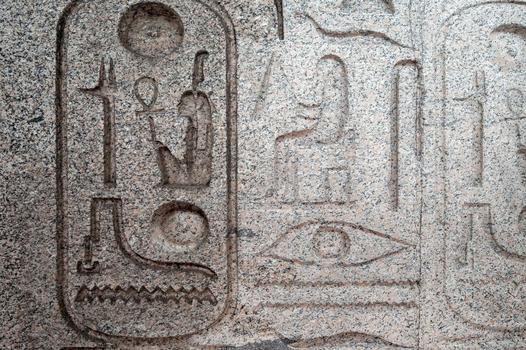 Der Reinigungseffekt auf den 3.300 Jahre alten Hieroglyphen ist deutlich sichtbar.