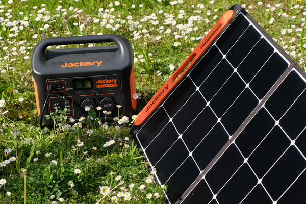 Ideale Kombination: Powerstation mit Jackery SolarSaga 100 Solarpanel.