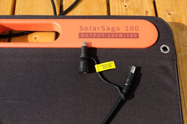Das Solarpanel SolarSaga 100 von Jackery ist für die Powerstations des Herstellers optimiert.