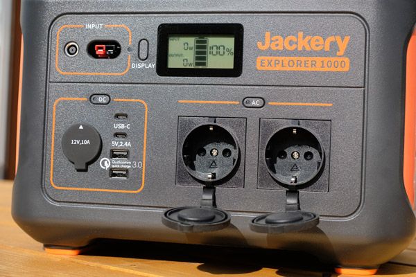 Powerstation Jackery Explorer 1000: Sieben Output-Schnittstellen lassen keine Wünsche offen. Die 230V Wechselstrom-Steckdosen sowie die 12V Gleichstromsteckdose sind mit Gummiabdeckungen gegen Staub und Feuchtigkeit geschützt.