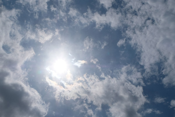 Kaum eine Wolke verdeckt die Juni-Sonne. Die Jackery quittiert den Sonnenschein mit einem Input von 123 Watt.