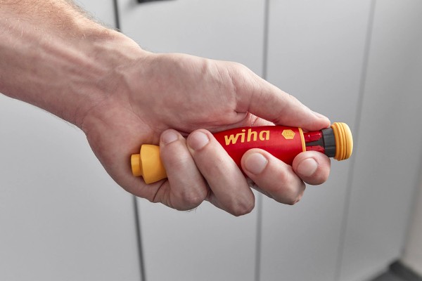 Die Wiha PocketMax Schraubendreher mit Bitmagazin in der magnetischen oder electric-Ausführung erfüllen den Anwenderwunsch nach einer kleinen, handlichen Multitool-Lösung für unterwegs.