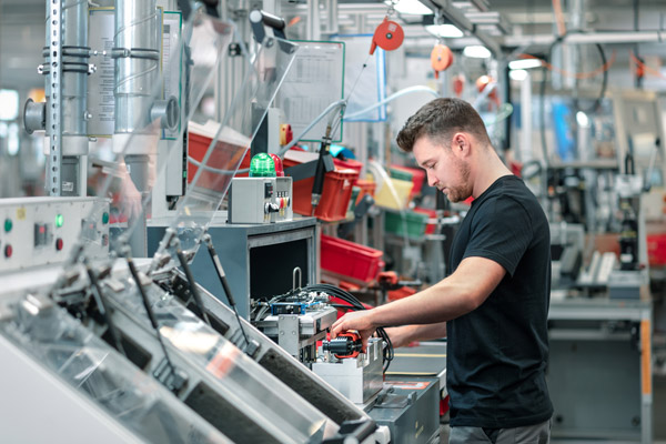 Made in Germany: FEIN stellt den MULTIMASTER ausschließlich am deutschen Firmensitz in Schwäbisch Gmünd-Bargau her. Auch die meisten der über 180 Zubehöre werden am Firmensitz gefertigt. Sie stehen neben flexiblen Lösungen für schnellen Arbeitsfortschritt und lange Standzeiten.
