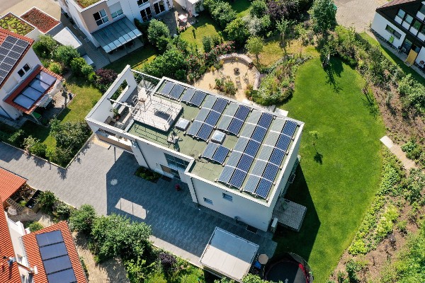 Die Fotovoltaik Anlage auf dem Dach wandelt Sonnenenergie in elektrischen Strom um.