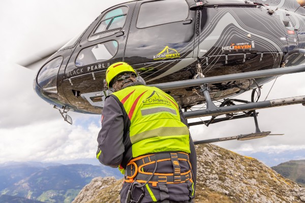 Eine besonders große Herausforderung bestand bei der Errichtung des Klettersteigs darin, Produkte und Material sowie die Bauausführenden hoch oben im Gebirge zu sichern. Das Hubschrauberunternehmen KronAir aus Südtirol (Olang) hat dieses Problem gelöst.