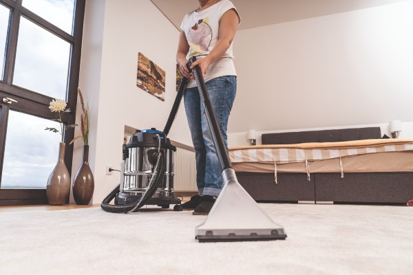 Der SprayVac20 Sprüh- und Waschsauger eignet sich zur Reinigung von Teppichen und Polstermöbeln, lässt sich aber auch als Nass- und Trockensauger nutzen.