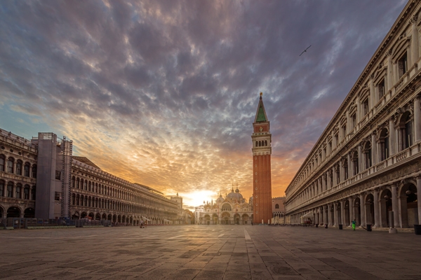 Venedig ist um eine Attraktion reicher. Erstmals öffnen die Alten Prokuratien, die den Markusplatz an der Nordseite säumen, ihre Pforten für die Weltöffentlichkeit. In den Räumlichkeiten finden Ausstellungen und Veranstaltungen statt. Zudem entsteht ein Zentrum für benachteiligte Menschen.