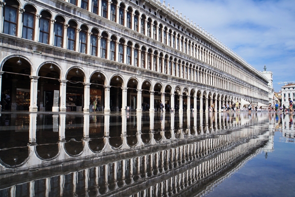 Die Alten Prokuratien sind in Venedig einer der Hauptanlaufpunkte für Touristen. Bislang war jedoch nur die Besichtigung der Außenansicht möglich. Nachdem das umfangreiche Restaurierungs-Projekt zum erfolgreichen Abschluss gebracht wurde, können Touristen erstmals hinter die Fassade schauen.