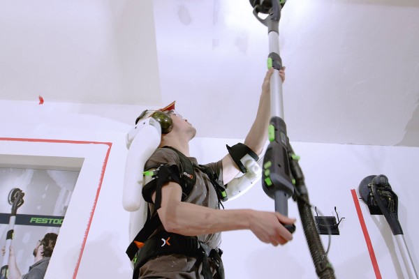 Das Exoskelett ExoActive verleiht Anwendern eine Extraportion Kraft und entlastet gleichzeitig den Nacken.