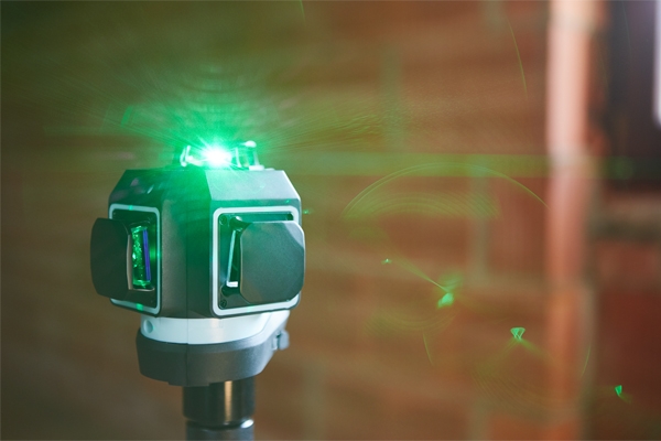 Das grüne Laserlicht ist wesentlich besser sichtbar als rotes Laserlicht.