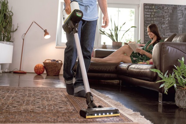 Teppiche sollte man mindestens einmal wöchentlich gründlich saugen. Akku-Staubsauger lassen sich dabei dank des fehlenden Elektrokabels besonders gut einsetzen.