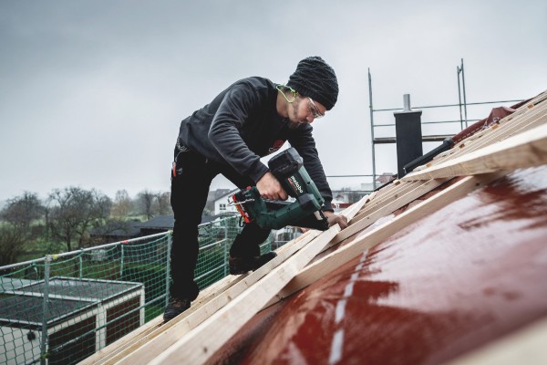 Das Gerät ist überall da im Einsatz, wo Holzkonstruktionen stabil verbunden werden müssen: bei Zimmerern auf der Baustelle, auf dem Dach oder beim Hausbau.