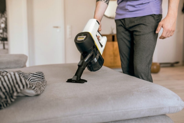 Ebenso wie Teppiche lassen sich auch Polstermöbel absaugen. Dabei erweisen sich kompakte und handliche Akkusauger als besonders praktisch.