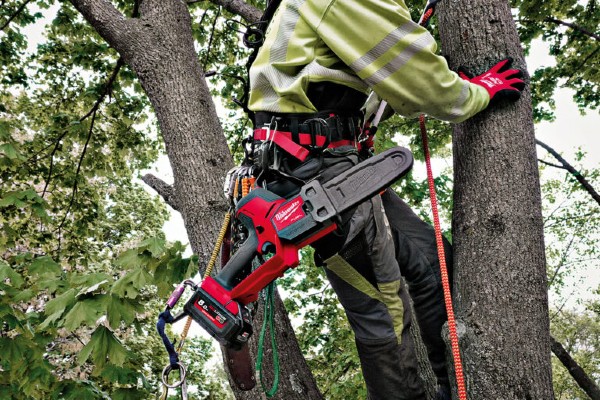 Zwei Befestigungspunkte für Sicherungstechnik ermöglichen eine ergonomische Fixierung und einen schnellen Zugang zum Werkzeug bei Arbeiten in Baumkronen oder auf Leitern und Gerüsten.
