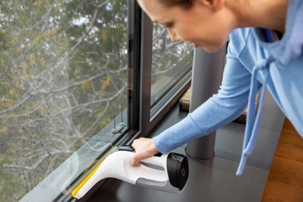 Um langfristig Schäden an Dichtungen und Rahmen sowie Schimmelbildung zu vermeiden, lohnt es sich Kondenswasser an den Fenstern schnell zu entfernen.