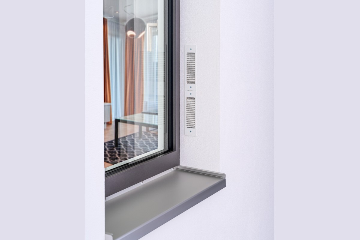 Integrierte Lüftungssysteme am Fenster ermöglichen automatisiertes Lüften mit Wärmerückgewinnung bei geschlossenem Fenster.