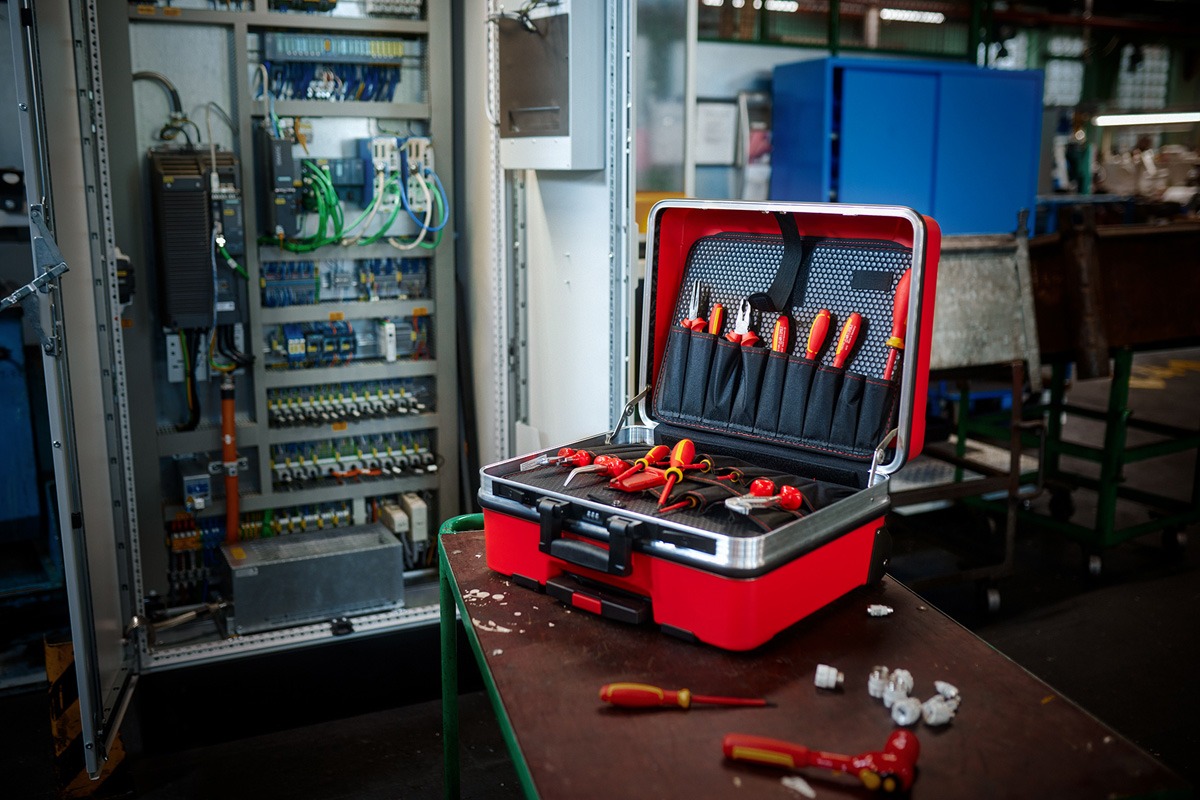 Alle VDE-Werkzeuge im Koffer sind durchschlagsicher bis 1.000 Volt - eine unabdingbare Voraussetzung für Arbeiten an stromführenden Anlagen und Bauteilen.