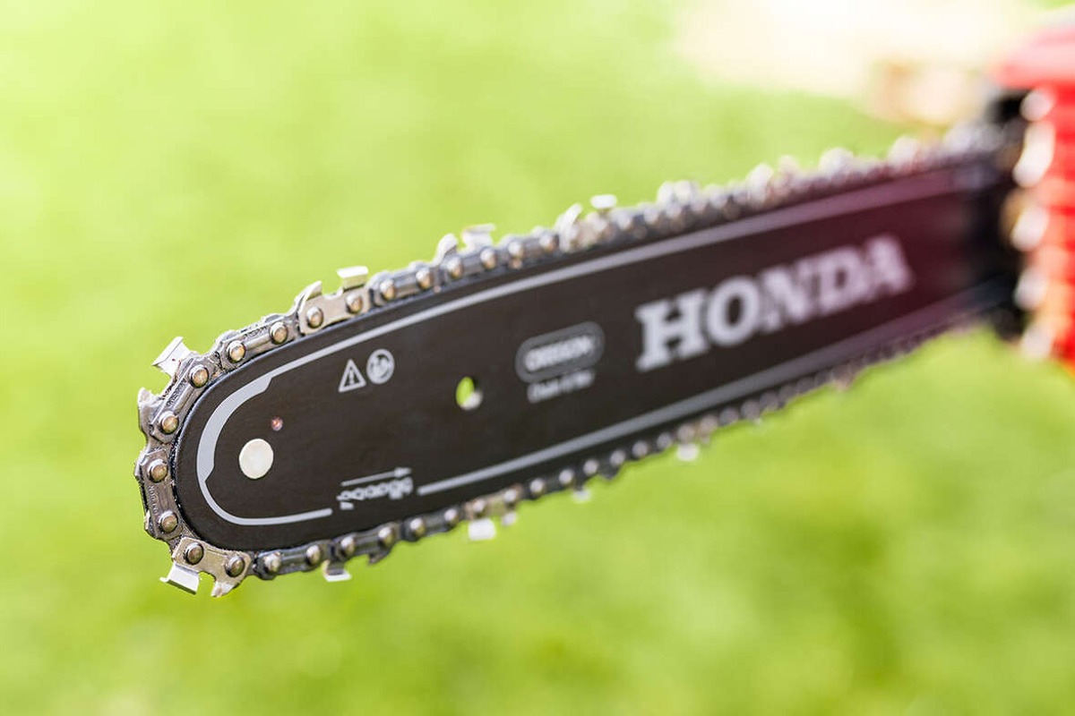 Nahaufnahme des Hochleistungs-Sägeblatts der Honda HHC36BXB, konzipiert für saubere Schnitte und Langlebigkeit in jeder Situation.