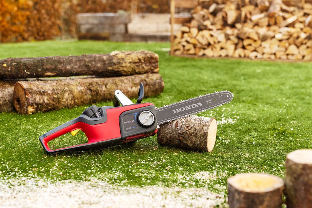 Die Akku-Kettensäge von Honda – Für Baumpflege, um Brennholz zu sägen oder für andere Gartenprojekte.